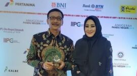 Hendrajoni bersama dengan istri, Lisda Hendrajoni