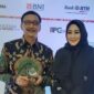 Hendrajoni bersama dengan istri, Lisda Hendrajoni