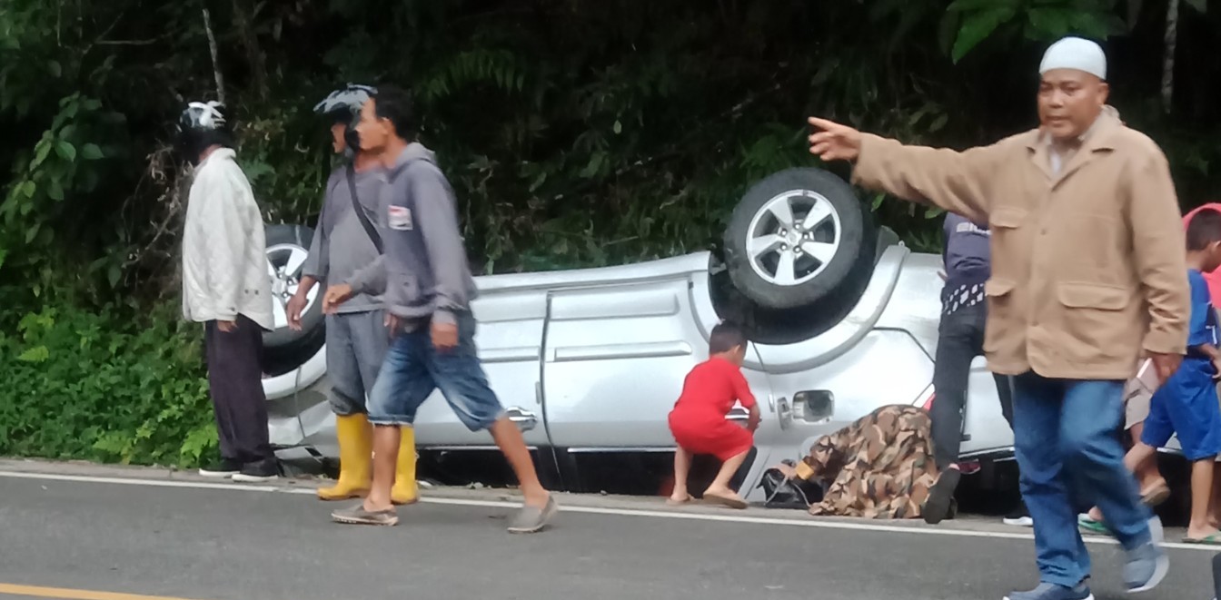 Tabrak Bukit, Mobil Terbalik di Jalan Padang-Painan