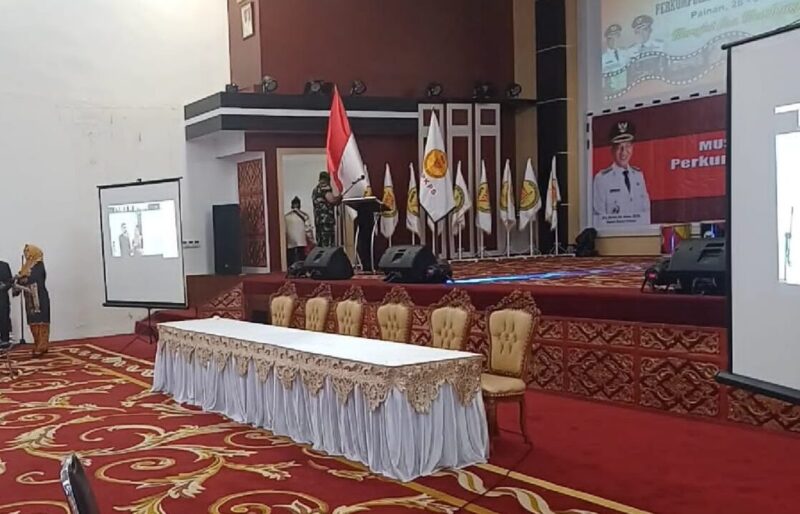 Dandim Pessel Letkol Moch Suherli menegakkan pataka bendera merah putih yang sempat terjatuh