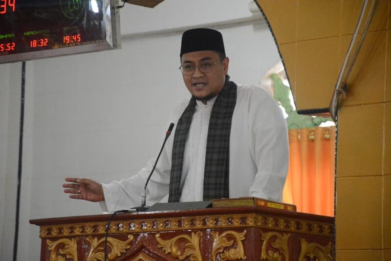 Richi Aprian menyampaikan sambutan di  acara perayaan khatam Al Qur'an di TPA/TPSA se jorong Andaleh nagari Andaleh Baruh kecamatan Sungayang di Masjid Baiturahman