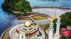 Masjid Samudera Ilahi, salah satu daya tarik wisata di Pesisir Selatan