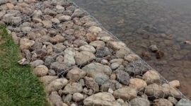 Pembangunan Bronjong di Lakitan Tengah. Terlihat, ada batu berukuran kecil didalam Bronjong