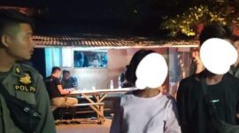Sepasang remaja diamankan oleh Satpol PP Padang di RTH Imam Bonjol karena diduga berbuat asusila, Selasa (19/7) malam.