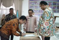 Pemerintah kabupaten (Pemkab) Tanah Datar, Sumatera Barat menggandeng koperasi untuk memerangi dan memberantas rentenir di daerah tersebut 