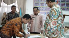 Pemerintah kabupaten (Pemkab) Tanah Datar, Sumatera Barat menggandeng koperasi untuk memerangi dan memberantas rentenir di daerah tersebut 