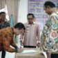 Pemerintah kabupaten (Pemkab) Tanah Datar, Sumatera Barat menggandeng koperasi untuk memerangi dan memberantas rentenir di daerah tersebut 