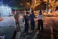 Satgas Trantibum mengamankan tiga pelajar yang masih keluyuran tengah malam di Taman Spora, Painan, Sabtu (30/7)