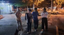Satgas Trantibum mengamankan tiga pelajar yang masih keluyuran tengah malam di Taman Spora, Painan, Sabtu (30/7)