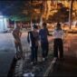 Satgas Trantibum mengamankan tiga pelajar yang masih keluyuran tengah malam di Taman Spora, Painan, Sabtu (30/7)