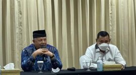Wali Kota Solok Zul Elfian (kiri) dan Bupati Solok Epyardi Asda di Gedung Merah Putih KPK RI Jakarta