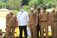Bupati Pesisir Selatan Rusma Yul Anwar (baju putih) bersama dengan beberapa PNS di lingkungan Pemkab Pessel 