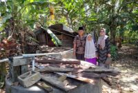 Tim Dinas Sosial Pemberdayaan Perempuan dan Perlindungan Anak (Dinsos PPRPA) Kabupaten Pesisir Selatan, Sumatera Barat saat mengunjungi rumah warga yang akan diverifikasi, Kamis (21/7)