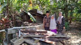 Tim Dinas Sosial Pemberdayaan Perempuan dan Perlindungan Anak (Dinsos PPRPA) Kabupaten Pesisir Selatan, Sumatera Barat saat mengunjungi rumah warga yang akan diverifikasi, Kamis (21/7)
