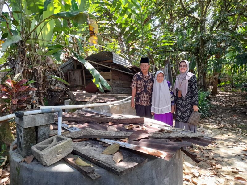 Tim Dinas Sosial Pemberdayaan Perempuan dan Perlindungan Anak (Dinsos PPRPA) Kabupaten Pesisir Selatan, Sumatera Barat saat mengunjungi rumah warga yang akan diverifikasi, Kamis (21/7)