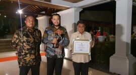 Wali Kota Padang Panjang usai menerima penghargaan Kota Layak Anak kategori Nindya  dari Kementerian Pemberdayaan Perempuan dan Perlindungan Anak (Kemen PPPA). Penghargaan itu diserahkan langsung oleh Menteri PPPA I Gusti Ayu Bintang Darmawati di Kabupaten Bogor, Jawa Barat, Jumat (22/7)