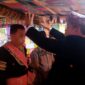 Pemasangan saluak kepada Lamsari Datuak Rajo Indo oleh Tuanku Rajo Adat sekaligus Ketua Kerapatan Adat Nagari (KAN) Pelangai Marwan Sutan Pariaman