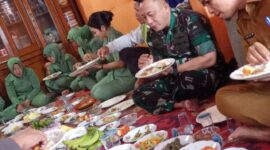 Komandan Kodim 0311/Pessel Letnan Kolonel Infanteri Moch Suherly saat menyantap makanan sesuai penamaan jagung di Koto Berapak, Kecamatan Bayang, Senin (25/7).