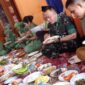 Komandan Kodim 0311/Pessel Letnan Kolonel Infanteri Moch Suherly saat menyantap makanan sesuai penamaan jagung di Koto Berapak, Kecamatan Bayang, Senin (25/7).