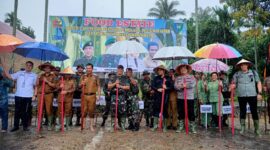 Penamaan jagung serentak dalam mewujudkan ketahanan pangan yang merupakan program Food Estate Kodim 0311 Pessel di Nagari Koto Berapak, Kecamatan Bayang, Kabupaten Pesisir Selatan, Senin (25/7)