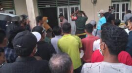 Warga di Solok Selatan dihebohkan dengan penemuan mayat yang mulai mengeluarkan bau busuk di sebuah rumah kontrakan.