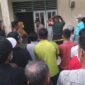 Warga di Solok Selatan dihebohkan dengan penemuan mayat yang mulai mengeluarkan bau busuk di sebuah rumah kontrakan.