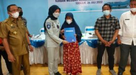 Penyerahan santunan oleh Dewi Aryani Suzana selaku direktur Operasional Jasa Raharja.