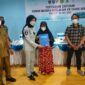 Penyerahan santunan oleh Dewi Aryani Suzana selaku direktur Operasional Jasa Raharja.