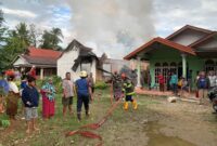 Tim Pemadam Kebakaran (Damkar) Kota Padang tengah berjibaku memadamkan api kebakaran 