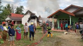 Tim Pemadam Kebakaran (Damkar) Kota Padang tengah berjibaku memadamkan api kebakaran 