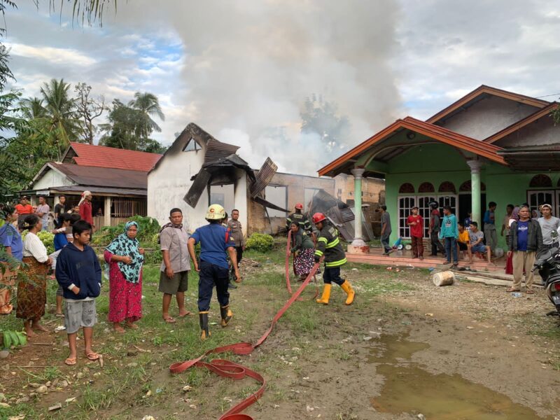 Tim Pemadam Kebakaran (Damkar) Kota Padang tengah berjibaku memadamkan api kebakaran 