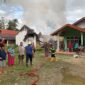 Tim Pemadam Kebakaran (Damkar) Kota Padang tengah berjibaku memadamkan api kebakaran 
