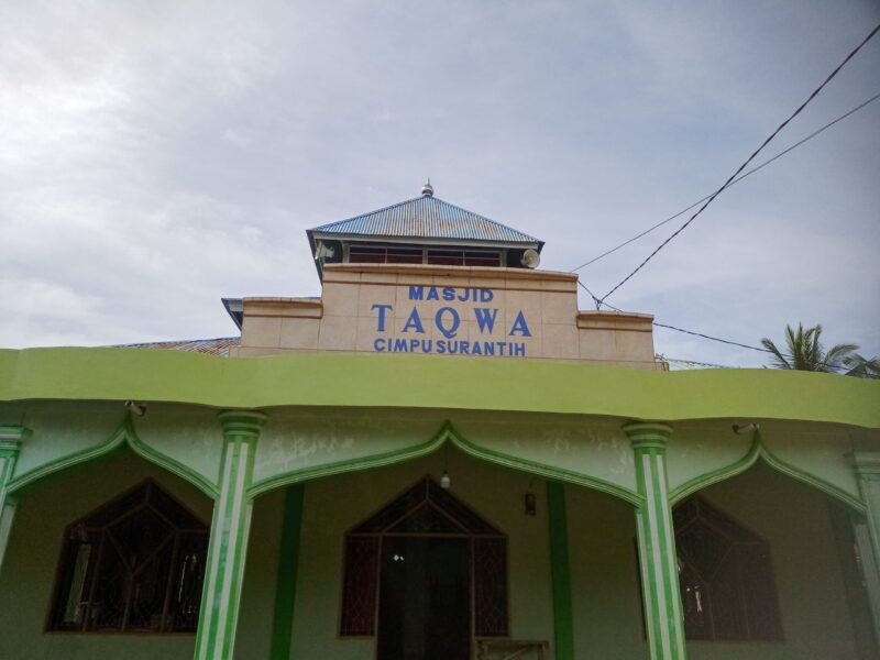 Masjid Taqwa terletak di Cimpu Surantih, Kecamatan Sutera