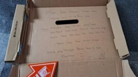 Kertas karton yang berisikan pesan yang ditulis oleh korban sebelum bunuh diri