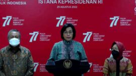 Menkeu Sri Mulyani didampingi Gubernur BI Perry Warjiyo dan Mensos Tri Rismaharini memberikan keterangan pers di Kantor Presiden, Jakarta