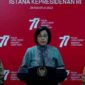 Menkeu Sri Mulyani didampingi Gubernur BI Perry Warjiyo dan Mensos Tri Rismaharini memberikan keterangan pers di Kantor Presiden, Jakarta