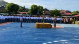 Kepala Bidang Ketentraman dan Ketertiban Umum (Trantibum) Satpol PP dan Damkar Pesisir Selatan Dongki Agung Pribumi saat menjadi pembina upacara di SMK Negeri 1 Painan, Senin (1/8)
