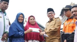 Bupati Tanah Datar Eka Putra saat menyerahkan bantuan kebakaran di Nagari Simabur, Kecamatan Pariangan, Senin (1/8)