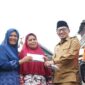 Bupati Tanah Datar Eka Putra saat menyerahkan bantuan kebakaran di Nagari Simabur, Kecamatan Pariangan, Senin (1/8)