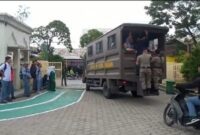 Satpol PP Kota Padang mengantar pelajar pulang ke rumah