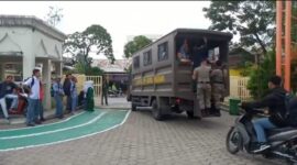 Satpol PP Kota Padang mengantar pelajar pulang ke rumah