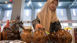 Ditangan para tangan kreatif anak muda Kota Padang, batok kelapa yang sering dibuang disulap menjadi berbagai kerajinan tangan yang memiliki nilai jual yang tinggi. Foto: Diskominfo Padang 