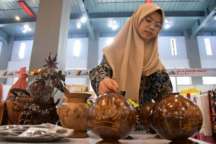 Ditangan para tangan kreatif anak muda Kota Padang, batok kelapa yang sering dibuang disulap menjadi berbagai kerajinan tangan yang memiliki nilai jual yang tinggi. Foto: Diskominfo Padang 