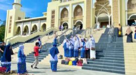 Salah satu rombongan jemaah BKMT yang Berswafoto bersama di depan Masjid Islamic Center Kota Padang Panjang, Ahad (7/8).