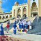 Salah satu rombongan jemaah BKMT yang Berswafoto bersama di depan Masjid Islamic Center Kota Padang Panjang, Ahad (7/8).