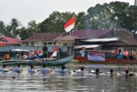Upacara Hari ulang tahun Kemerdekaan Republik Indonesia ke-77 yang digelar di atas Sampan di Batang Arau, Kota Padang.
