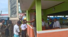 Dua siswa MAN 2 Pesisir Selatan saat diciduk Satpol PP saat sedang merokok di dekat warung sekolah