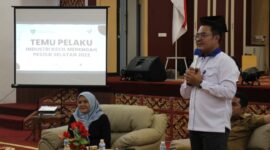 Pimpinan Cabang Bank Nagari Painan Helfiyanrika saat bincang-bincang dengan pelaku industri kecil dan menengah (IKM) Kabupaten Pesisir Selatan di Painan Convention Center (PCC), Selasa (2/8).