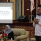 Pimpinan Cabang Bank Nagari Painan Helfiyanrika saat bincang-bincang dengan pelaku industri kecil dan menengah (IKM) Kabupaten Pesisir Selatan di Painan Convention Center (PCC), Selasa (2/8).