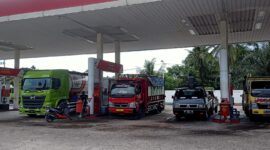 Kendaraan sedang mengisi BBM di SPBU Taratak. (Foto: Bandasapuluah.com/Afrizal)